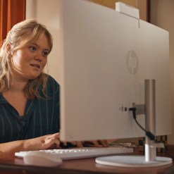 HP 27-cr0017na AMD Ryzen™ 3 7320U 68.6 cm (27