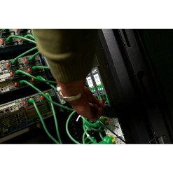 APC NetShelter Rack PDU Advanced, Switched Metered Outlet, 7.4kW, 1Phase, 230V, 32A, 332P6, 40 Outlet - image 8